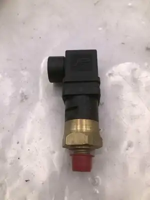 PDI PS-E-40R-4M-C-HN Brass Pressure Switch -NIB