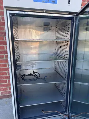 USED THERMO SCIENTIFIC 3950 CO2 INCUBATOR TEMP RANGE  29 CUFT, 60C°, 120V