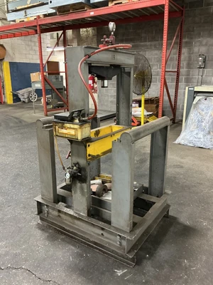 Used POWER TEAM _UNKNOWN_ Hydraulic Cylinders | Equipment Recovery Corp. #1330968