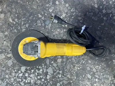 Used DEWALT DWE4011 Disc Grinders Ohio US | HGR 24 #1457521