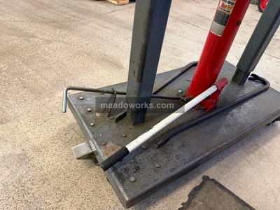 Used Esco 6813 Platform Lifters Illinois US | Meadoworks #1514547