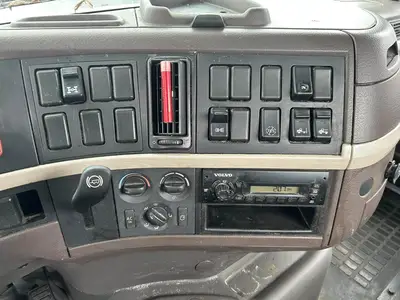 USED 2015 VOLVO VNM64T200