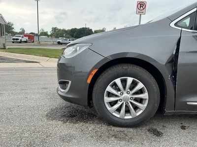 USED 2019 CHRYSLER PACIFICA