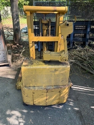 USED BIG JOE ELECTRIC PALLET JACK NEEDS 12VOLT BATTERY
