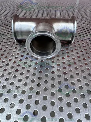 USED 3 WAY 316L STAINLESS STEEL TEE W/ 2" SANITARY FITTINGS & 2" CENTER