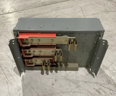 USED SCHNEIDER ELECTRIC, SQUARE D SER. E1 FUSIBLE PANELBOARD SWITCH UNIT 400A 3-POLE NO FUSES