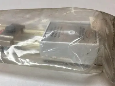 New | in-Stock DWYER 100 PSI Universal Pressure Meters Ohio US | Surplus Asset Holdings #1237636