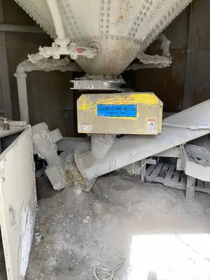500 Ton Cement silo w/ 2 blowers and auger