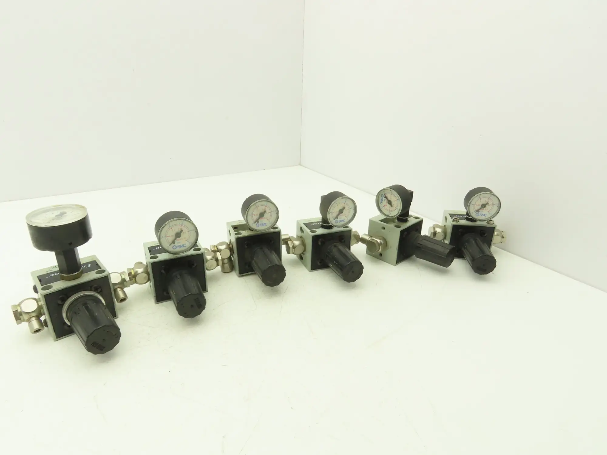 Numatics R22KG021 Pneumatic Air Pressure Regulator 1/4" NPT Ports Gauge Lot of 6