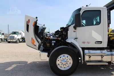 New | in-Stock 2027 PETERBILT 548 Rolloff Trucks Texas US | Roll Off Truck World #1492015