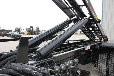 New | in-Stock 2027 PETERBILT 548 Rolloff Trucks Texas US | Roll Off Truck World #1492000