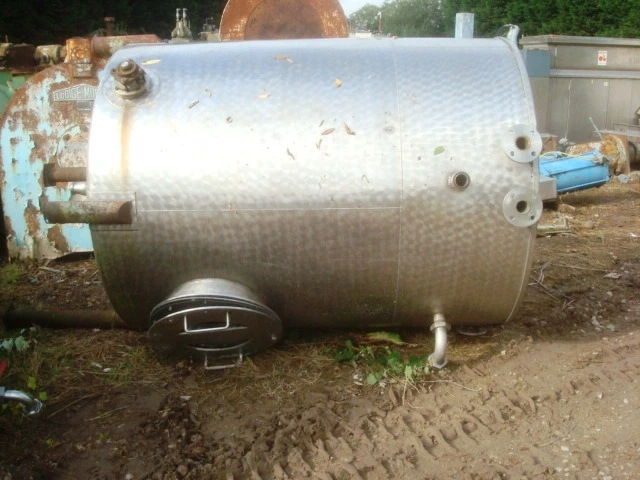 2600 L S/S Enclosed Tank , Side Mixer
