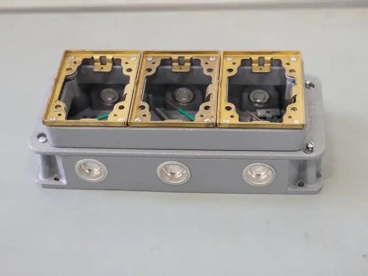 Used HUBBELL 6275 Misc Electrical & Power Parts British Columbia CA | Lenmark #249801