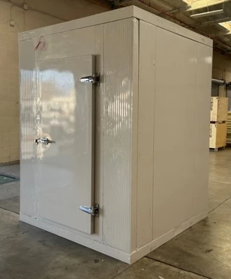171-0076 6’ x 6’ Walk In Freezer Box with Floor