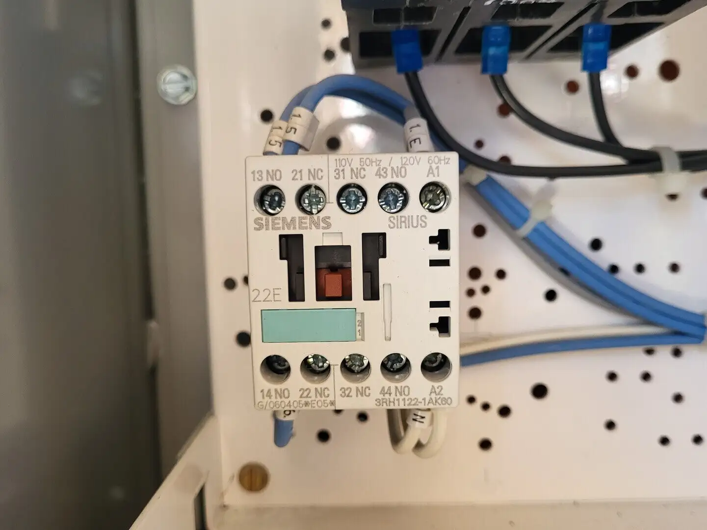USED SIEMENS 3RH1122-1AK60