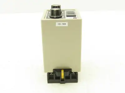 Omron SDV-FL6 Voltage Sensor Safety Monitor Relay 110 VAC W/Socket Base