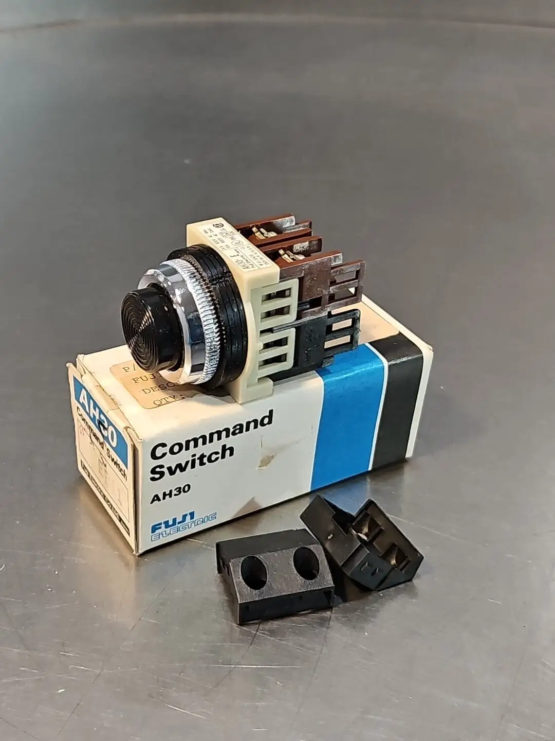 FUJI ELECTRIC AH30-EB11 Command Switch. Loc4B-20