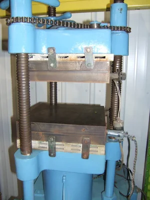 Hot Press Est. 20 Ton - 3 Post