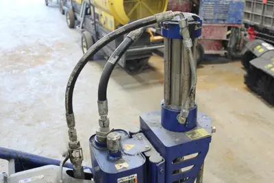 GRACO GH-733ES Sprayer/Pump | Levy Recovery Group (7)