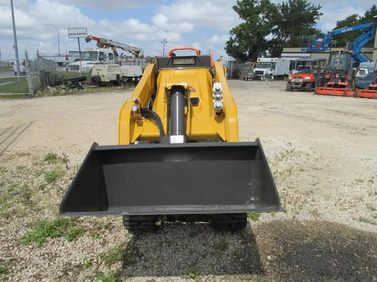 New | in-Stock 2026 SDLG STR1000H MINI SKID STEER STAND BEHIND Compact Utility Loaders Manitoba CA | Conquest Truck & Auto Sales #1421371