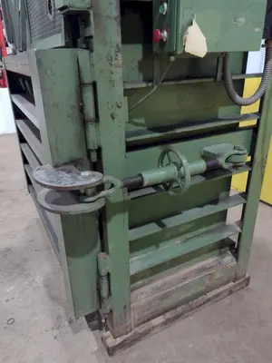 60" X 30" PIQUA SERIES 40 HYDRAULIC VERTICAL BALER: STOCK #18802