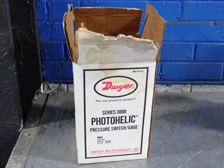 Used DWYER INSTRUMENTS A3000 Relays & Switches | HGR 24 #739231