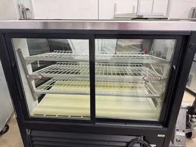 Used True Used 50" True TCGR-50 Refrigerated Curved Glass Display Case 120V Display Refrigerators Illinois US | Falcon Restaurant Supply #1375049