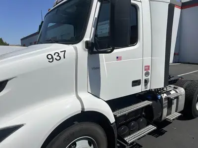 USED 2022 VOLVO VNR42T300