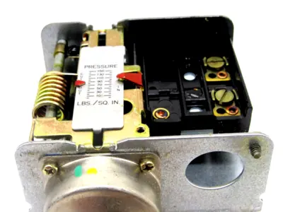 NEW JOHNSON CONTROLS P70AA-2 PRESSURE SWITCH P70AA2