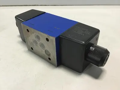 USED REXROTH 4WE10J33/CW110N9K4