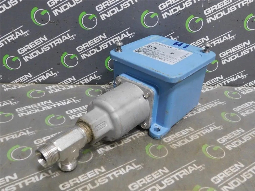 United Electric H105-S137B Pressure Switch 15A 480VAC 2 to 80 "wc Used
