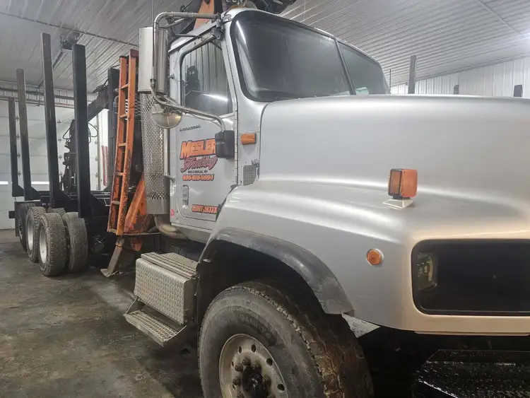 INTERNATIONAL 7600 tractor with loader | Iron Listing