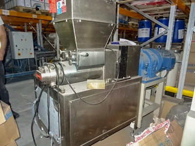Samfull S/S extruder with horizontal form fill and sealer