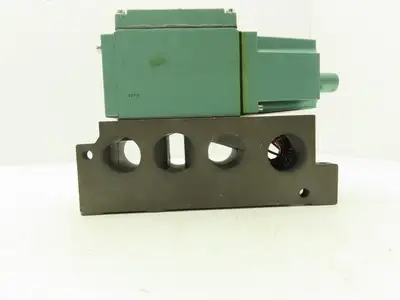 Numatics 34SAD415K013A Solenoid Valve w/ Manifold Block 120V 150 PSI 1/2" NPT