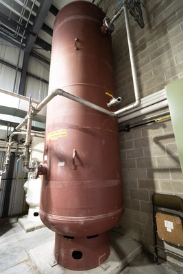 Dry air receiver tank