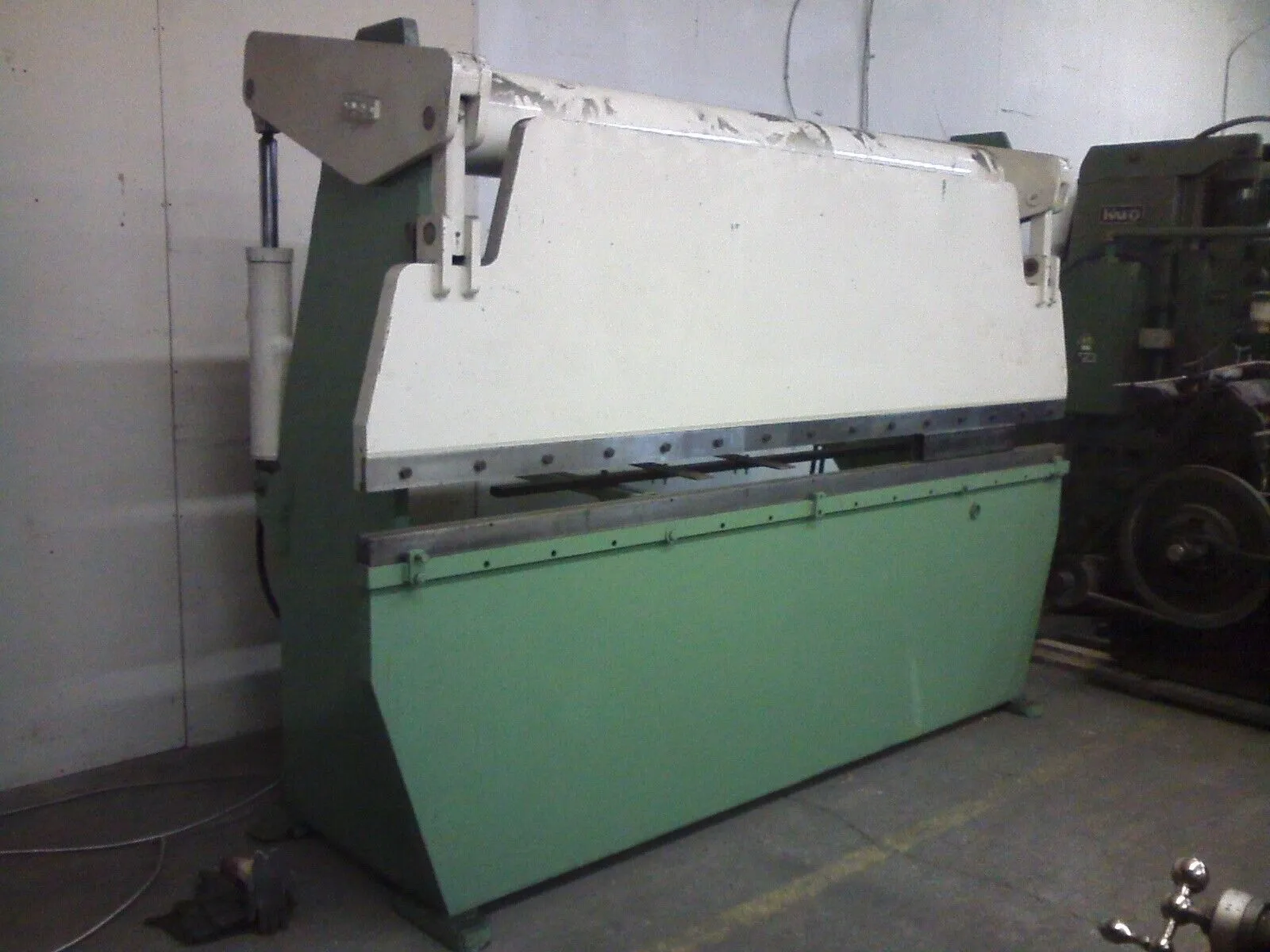 Used Accurpress 80-ton × 10-ft Hydraulic Press Brake Press Brakes Quebec CA | Machineco #1256243