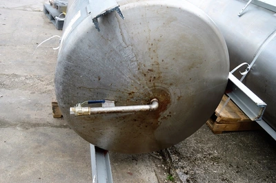 2,000L S/S Vertical Enclosed Tank