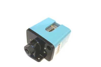 NEW SMC IS300 PRESSURE SWITCH