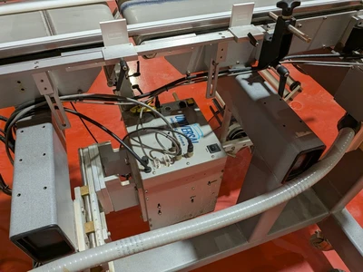 Universal Top and Bottom Label Applicator with Top-and-Bottom Transport Conveyor