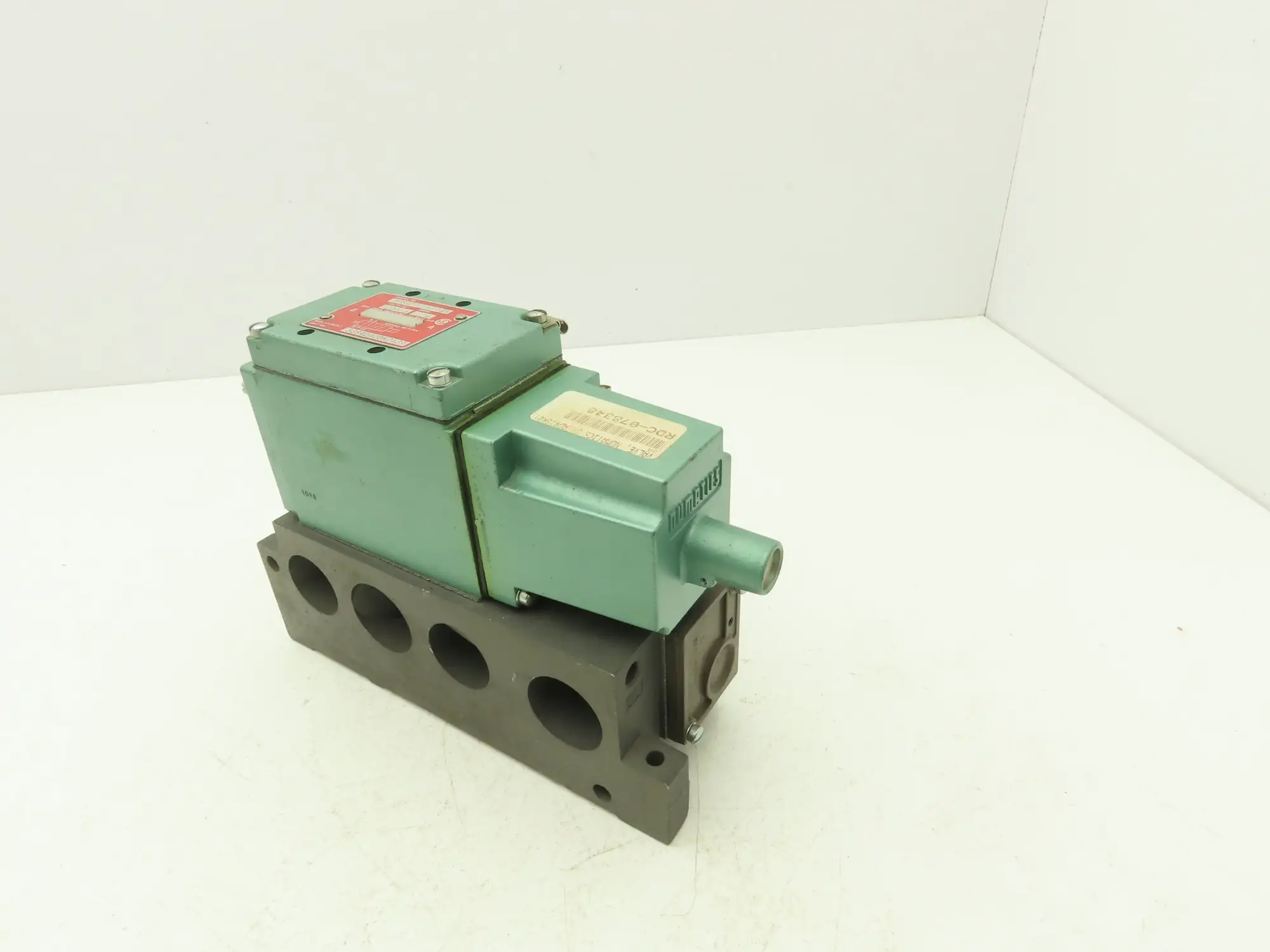 Numatics 34SAD415K013A Solenoid Valve w/ Manifold Block 120V 150 PSI 1/2" NPT