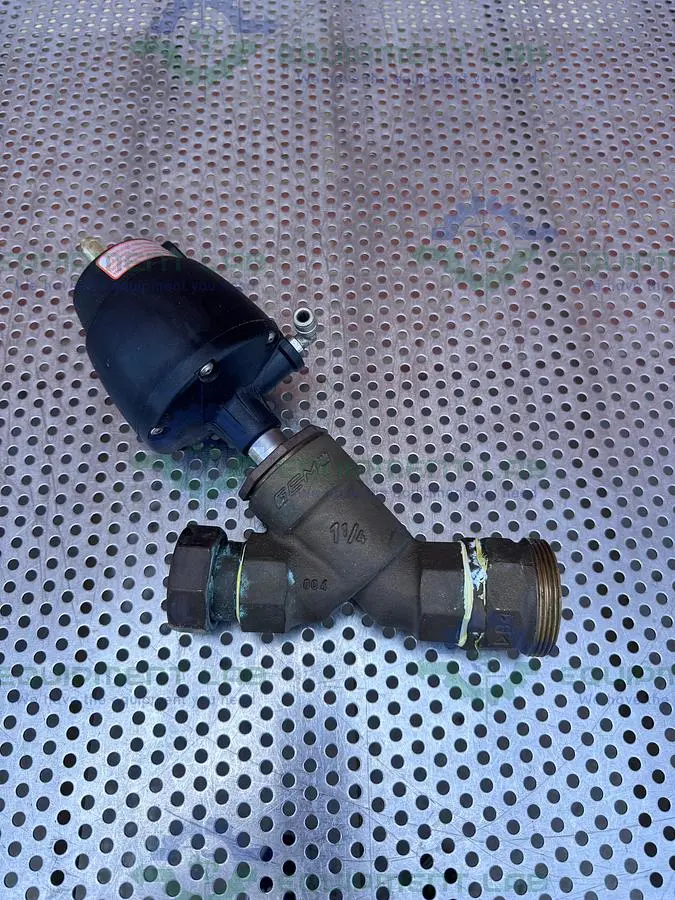 USED GEMU 554/32 PNEUMATIC ANGLE SEAT GLOBE VALVE W/ 1 1/4" TO 1 1/2 THREADED FITTING