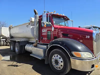 USED 2013 PETERBILT 384