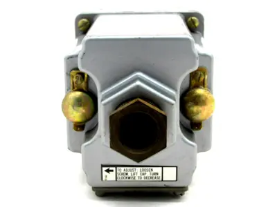 USED CUSTOM CONTROL SENSORS 6860G0 PRESSURE SWITCH