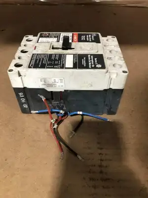 Eaton Westinghouse HMCP015E0C 15 AMP Circuit Breaker molded case