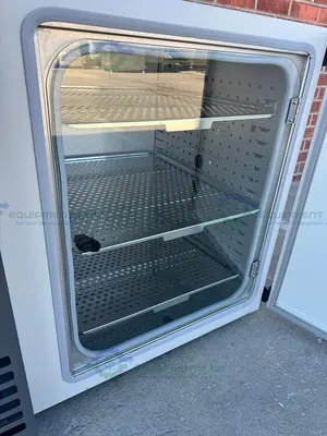USED CARON 7002-10-1  HEATED INCUBATOR, 10 CU. FT, 10ºC ABOVE AMBIENT TO 70º, 115 VAC