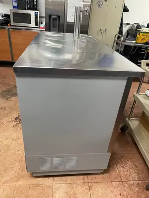 New | in-Stock Beverage Air Used Beverage Air DD58G-1 Stainless Steel Kegerator/Glass Door Refrigerator 115V Beer Equipment Illinois US | Falcon Restaurant Supply #1375699