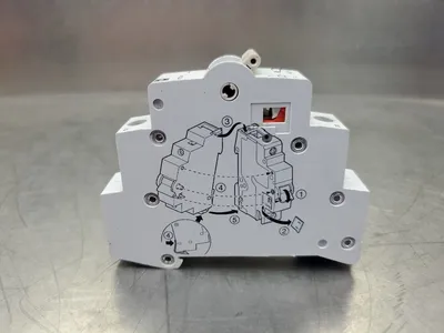Cutler-Hammer WST220A 110-220VAC SHUNT TRIP CIRCUIT BREAKER. 4E-11