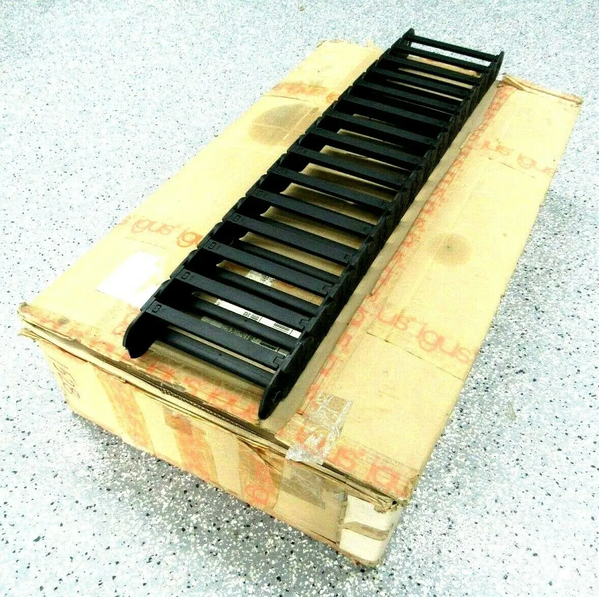 NEW IGUS 350.200.3DD CHAIN 8 SECTIONS @ 42" EA 3502003DD