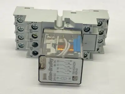 USED ALLEN-BRADLEY SER D ICE CUBE RELAY 24VDC W/ 700-HN103 SER C BASE