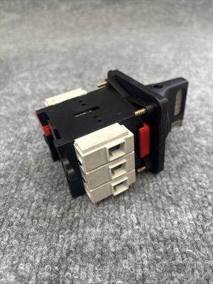 Used EATON MOLELLER IEC/EN 60947-3 VDE 0660 Disconnects California US | Davliegogo LLC #1707649